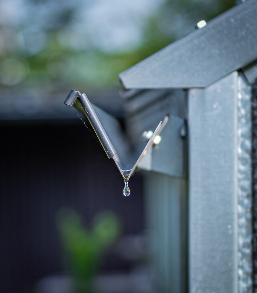 Une gouttière en zinc sous la pluie à Heyrieux