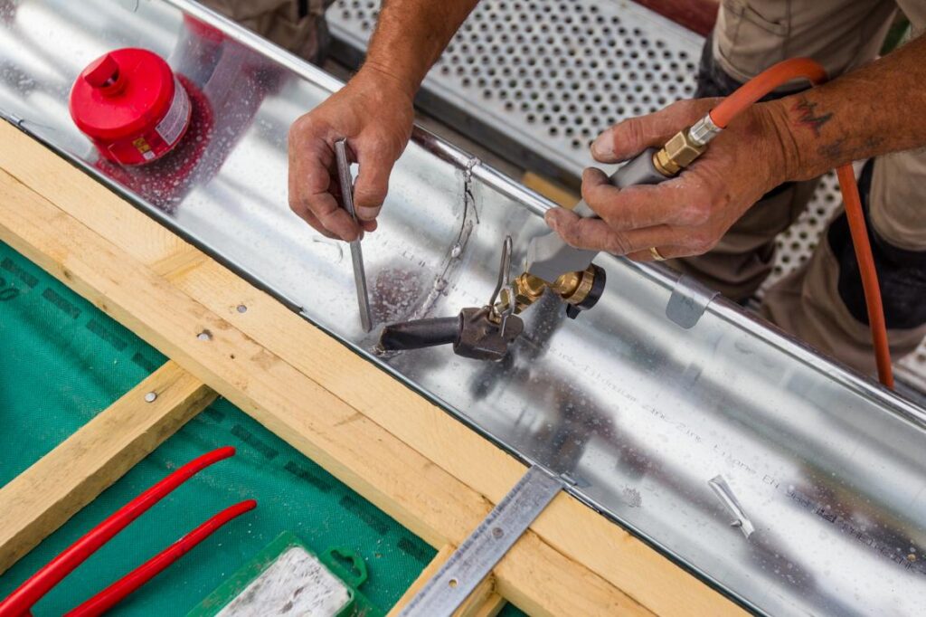 Pose de gouttières en zinc